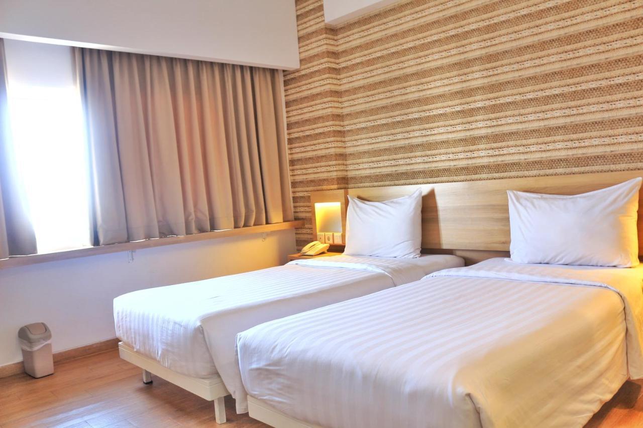 Whiz Prime Hotel Basuki Rahmat Malang Exteriér fotografie
