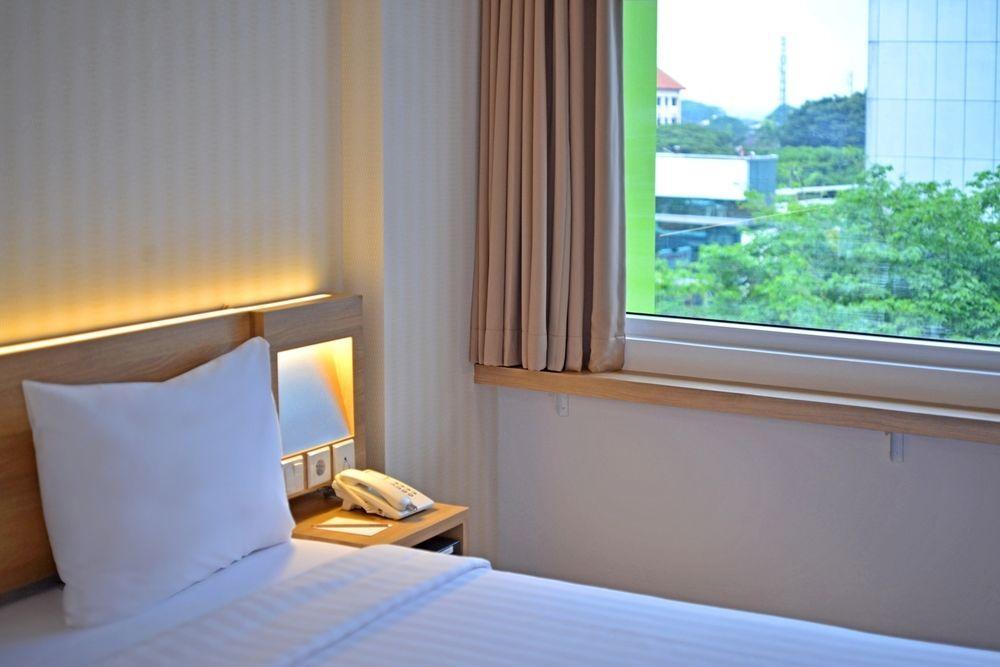 Whiz Prime Hotel Basuki Rahmat Malang Exteriér fotografie