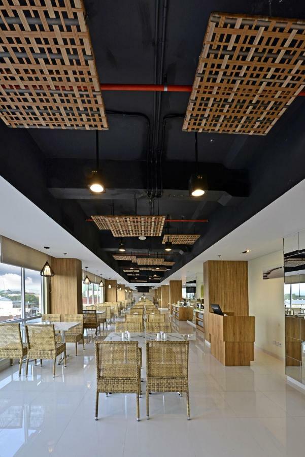 Whiz Prime Hotel Basuki Rahmat Malang Exteriér fotografie
